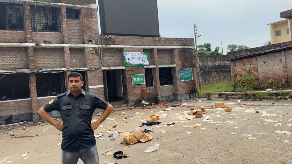 কারাগারে হামলা মামলায় বন্দীকেও আসামি, বাদী দুষলেন পুলিশকে