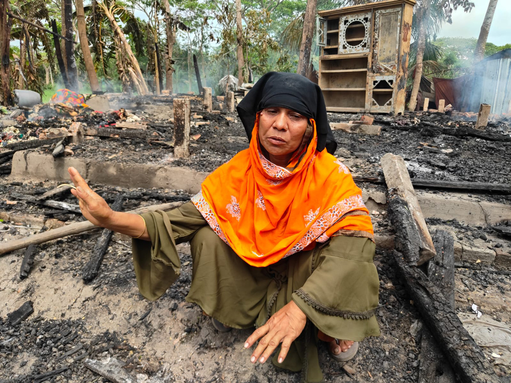 মাকে বের করে দিয়ে ঘরে আগুন দিল মাদকাসক্ত ছেলে
