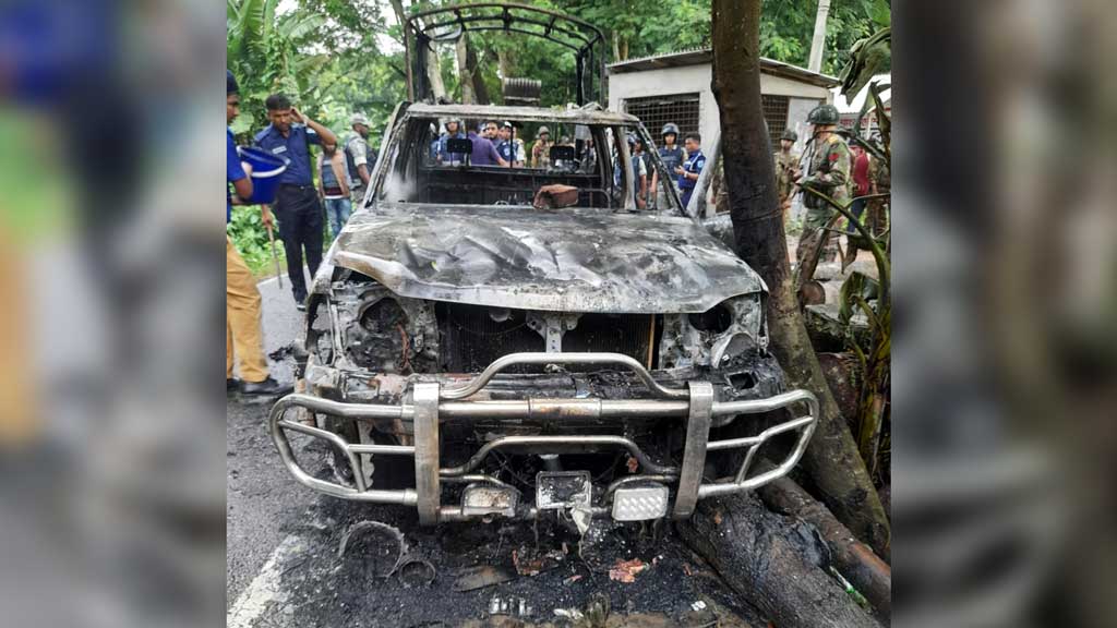 এনসিপির পদযাত্রা ঘিরে গোপালগঞ্জে পুলিশের গাড়িতে হামলা, অগ্নিসংযোগ