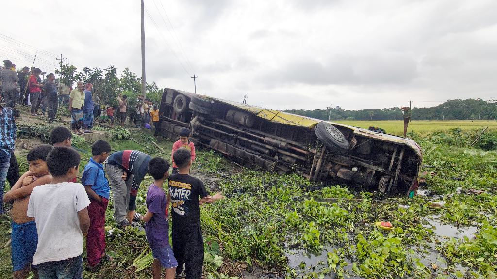 টুঙ্গিপাড়ায় বাস নিয়ন্ত্রণ হারিয়ে খালে, আহত ১৫, হেলপার নিখোঁজ