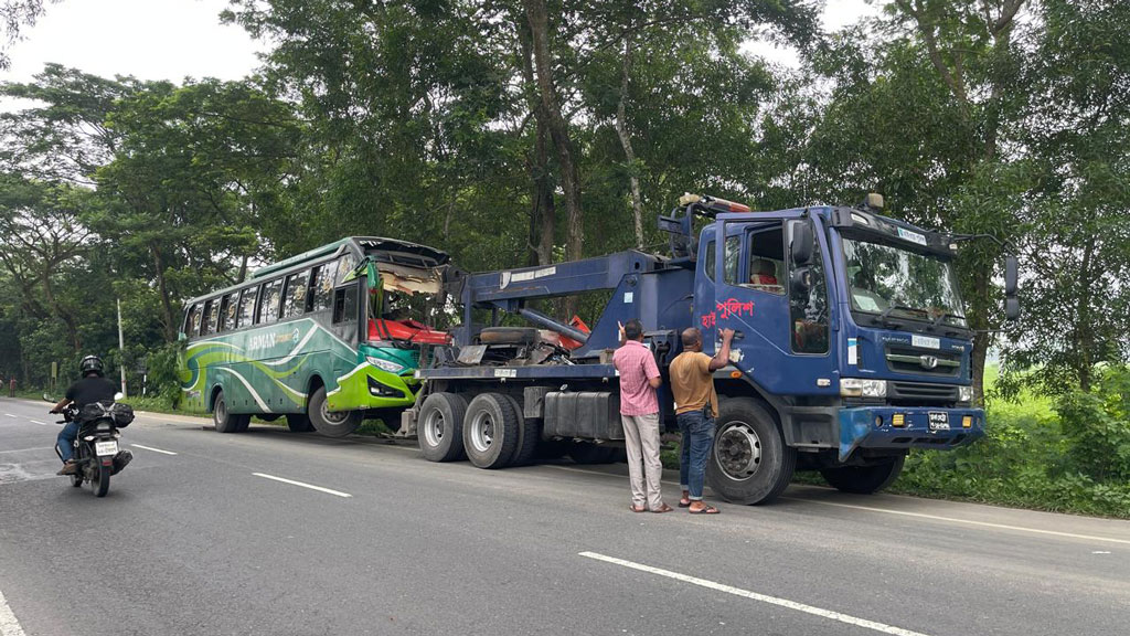 গোপালগঞ্জে দাঁড়িয়ে থাকা ট্রাকে ৩ বাসের ধাক্কা, পুলিশ কর্মকর্তাসহ নিহত ২
