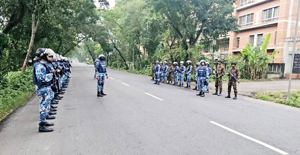 গোপালগঞ্জে চলছে কারফিউ, পরিবেশ থমথমে