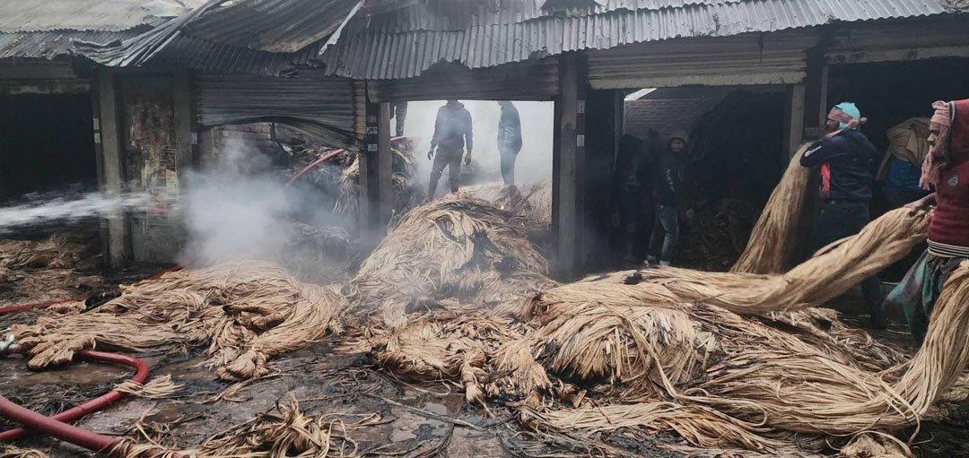 মুকসুদপুরে পাটের গুদামে অগ্নিকাণ্ড