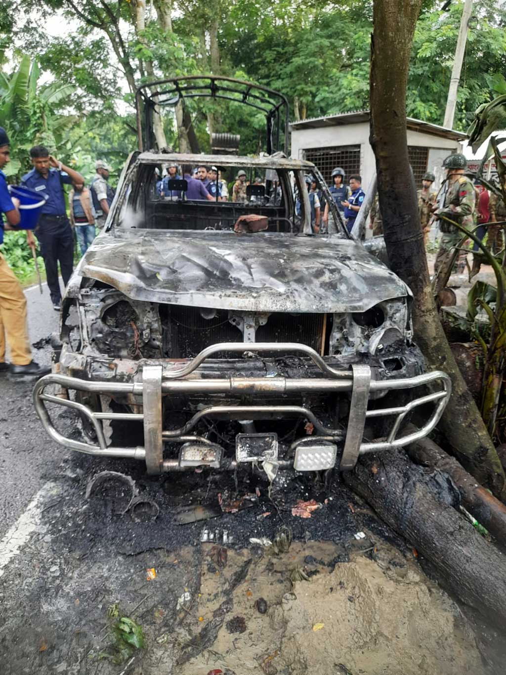 হামলা হওয়া পুলিশের গাড়ি। ছবি: আজকের পত্রিকা