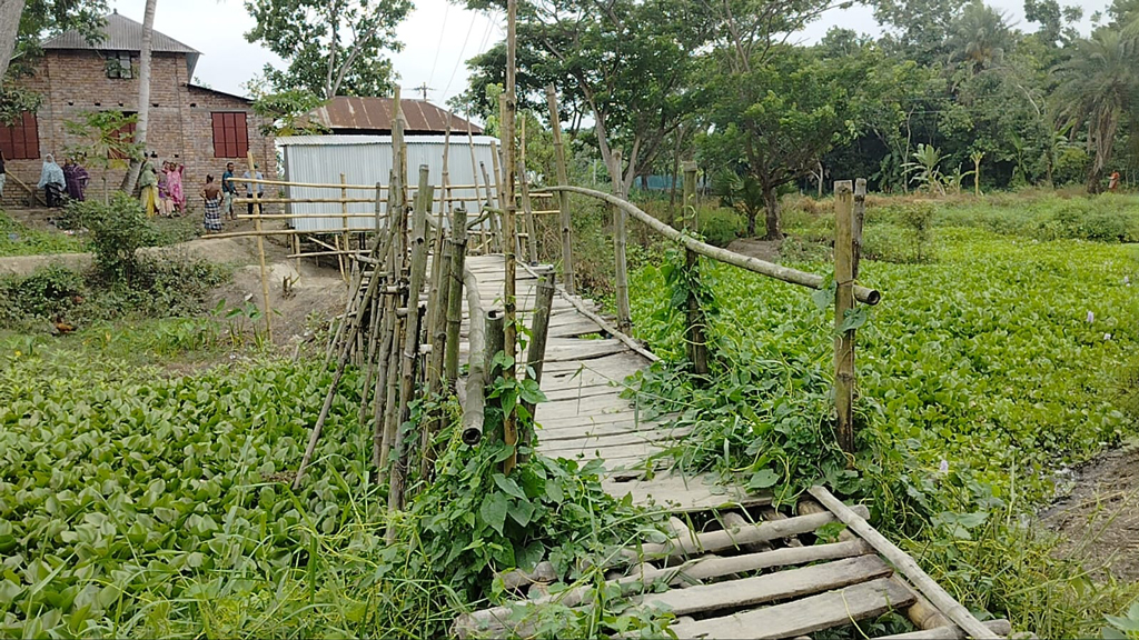 রাস্তা বন্ধ করে ৩২ পরিবারকে ‘অবরুদ্ধ’ করার অভিযোগ