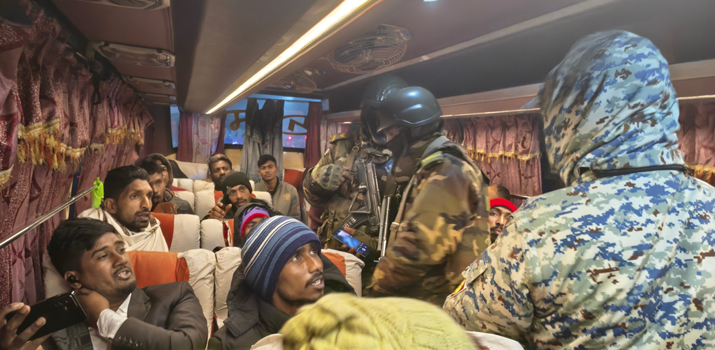 টুঙ্গিপাড়ায় শতাধিক যানবাহনে যৌথ বাহিনীর তল্লাশি, ১৫ হাজার টাকা জরিমানা