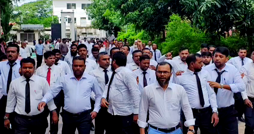 গোপালগঞ্জে বিচারকের অপসারণ দাবিতে আইনজীবীদের বিক্ষোভ