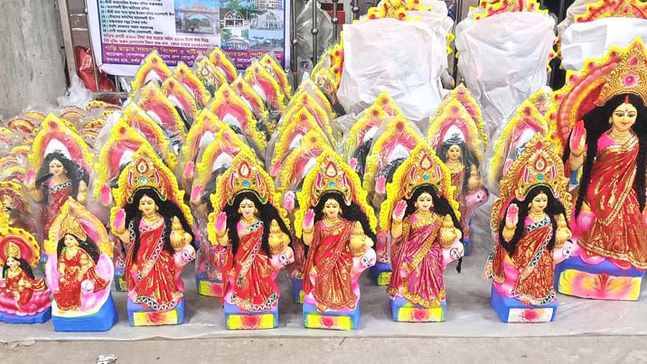 লক্ষ্মীপূজা উপলক্ষে গোপালগঞ্জে বসেছে প্রতিমার হাট