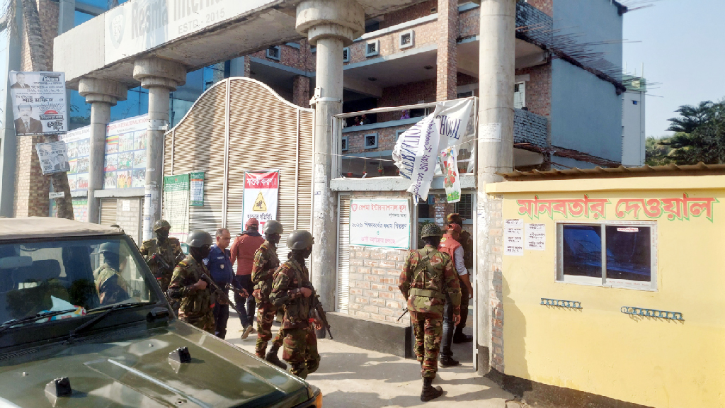 গোপালগঞ্জে সকালেও কেন্দ্রে ককটেল বিস্ফোরণ, আনসার সদস্যসহ আহত ৩