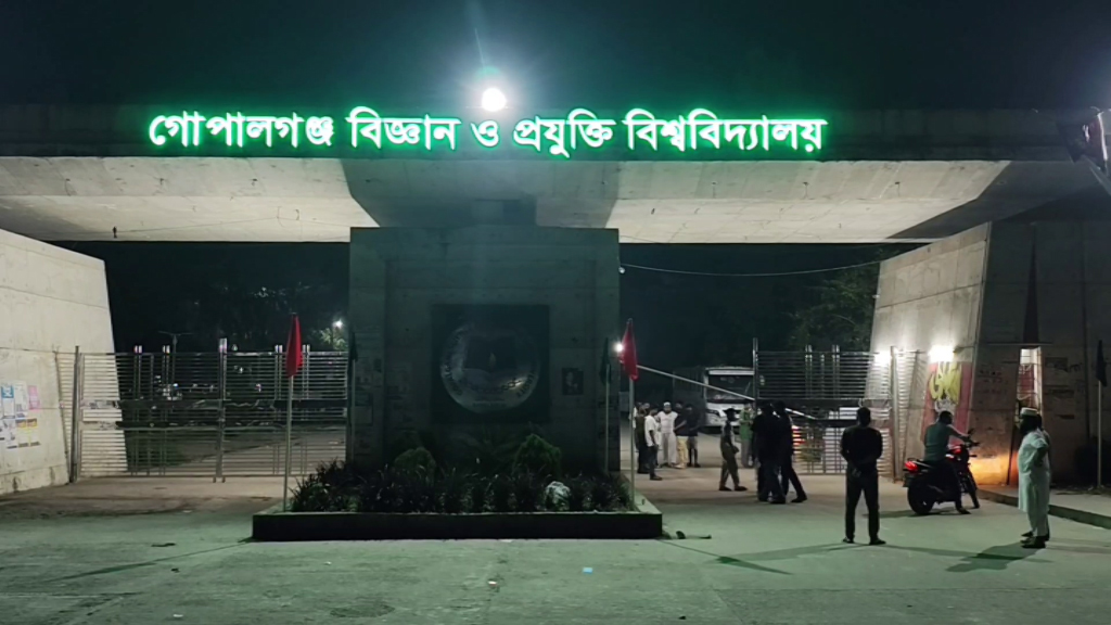 গোবিপ্রবির গেটের ভেতরে-বাইরে দুটি ককটেল বিস্ফোরণ