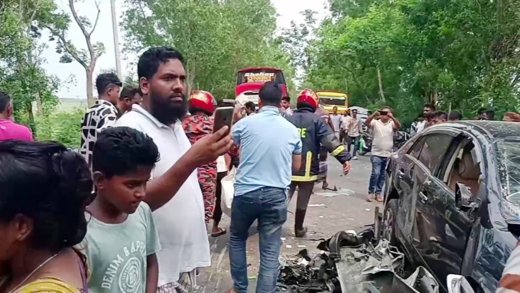 গোপালগঞ্জে বাস-মাইক্রোবাস-প্রাইভেটকারের ত্রিমুখী সংঘর্ষে নিহত ১, আহত ১৫