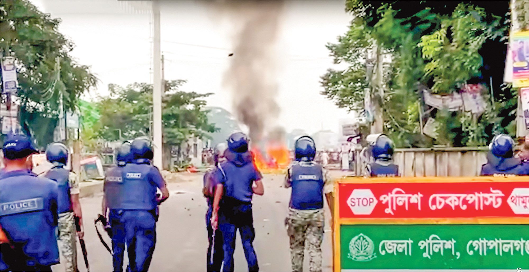 কেউ কড়াই গরম করে, কেউ রুটি ভাজে