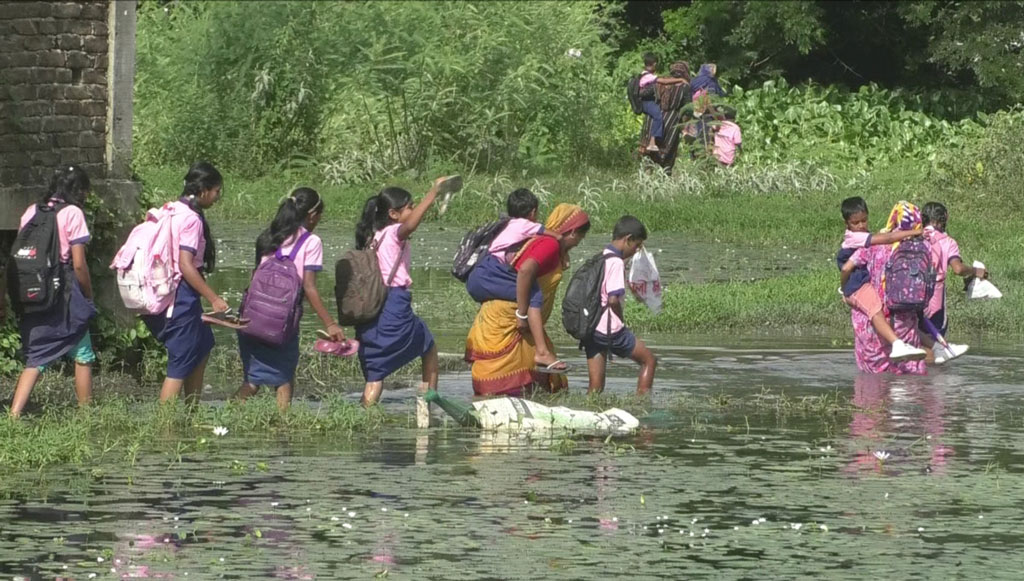 ৩০০ মিটার রাস্তার অভাবে দুর্ভোগ শিশু শিক্ষার্থীদের