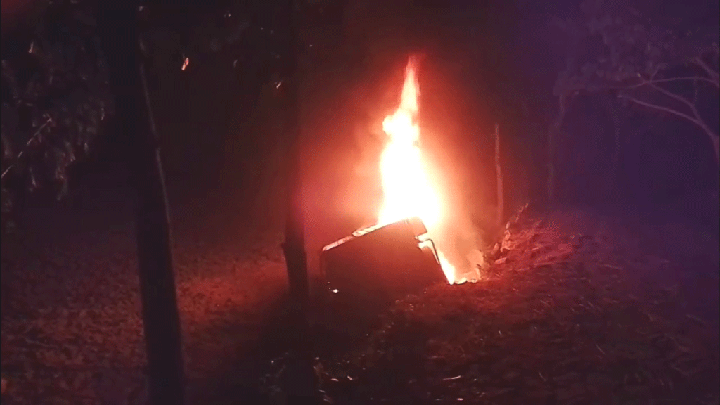 গোপালগঞ্জে গরু চুরি করে পালানোর সময় পিকআপ ভ্যানে আগুন