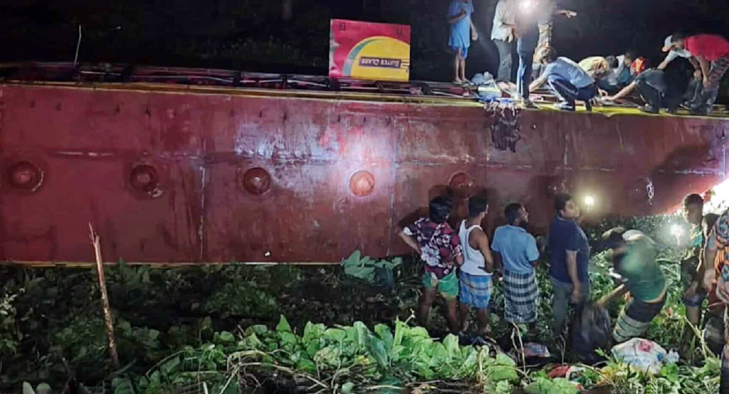 গোপালগঞ্জে নিয়ন্ত্রণ হারিয়ে যাত্রীবাহী বাস খাদে, চালক নিহত