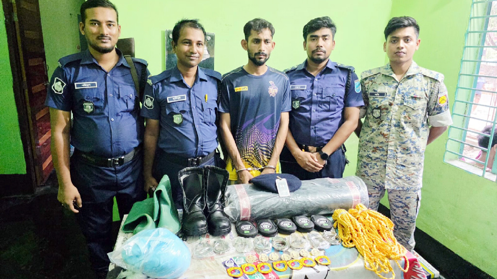 গোপালগঞ্জে কারাগার থেকে হাতকড়া-পোশাক চুরি, কারারক্ষী গ্রেপ্তার