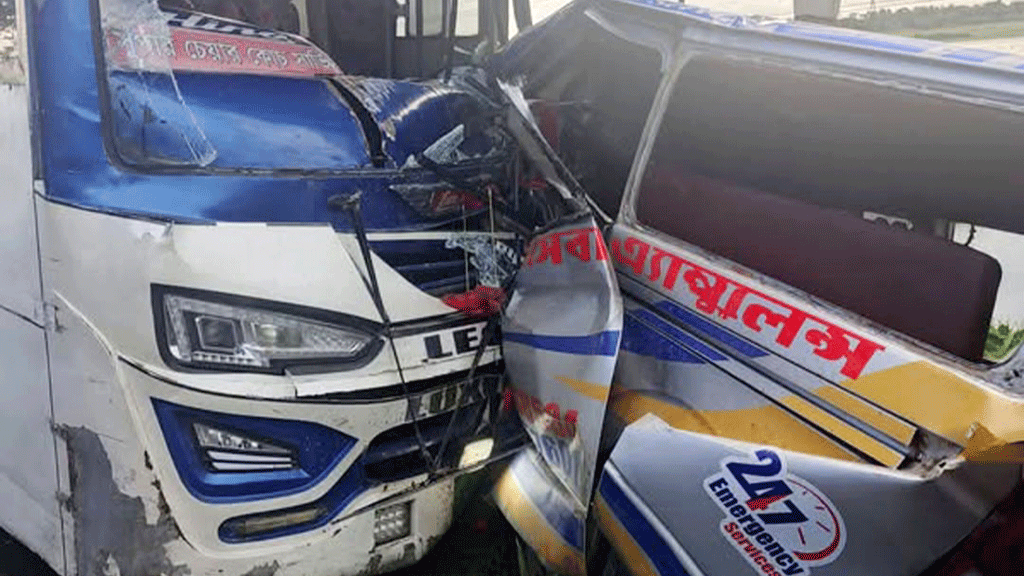 অ্যাম্বুলেন্স-বাসের সংঘর্ষ, আত্মীয়ের লাশ নিয়ে বাড়িতে ফেরা হলো না ইসমাইলের