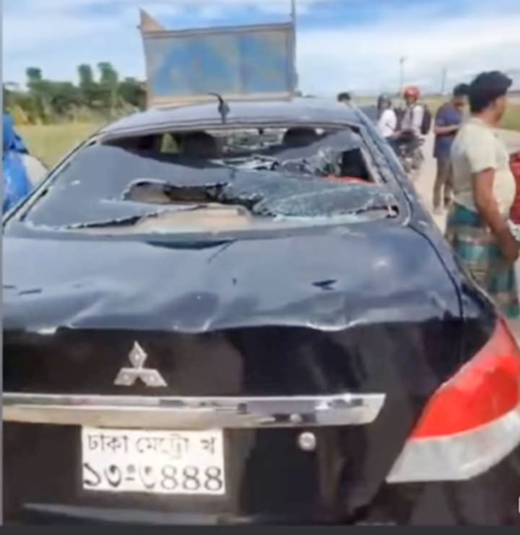 শ্রমিকদের কর্মসূচিতে বাস-প্রাইভেট কার ভাঙচুর