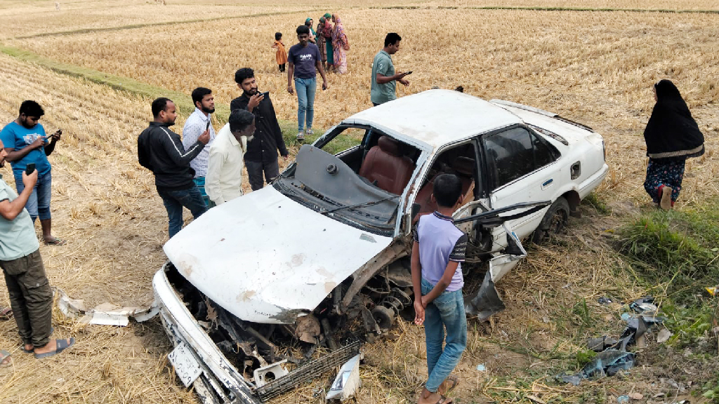 দুমড়েমুচড়ে গেল প্রাইভেট কার, ছিটকে পড়ে নিহত ১
