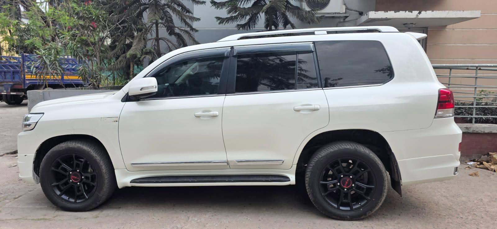 খুলনা থেকে চুরি হওয়া ল্যান্ড ক্রুজার ঢাকায় উদ্ধার, গ্রেপ্তার ৩