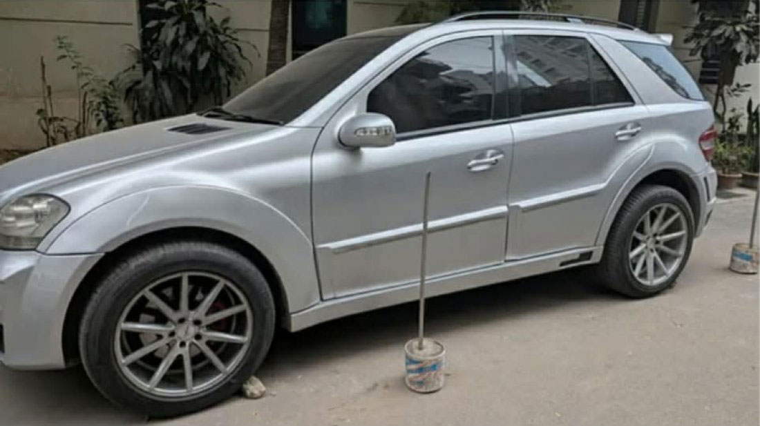 দুই দিন ধরে সড়কে পড়ে ছিল কোটি টাকার মার্সিডিজ