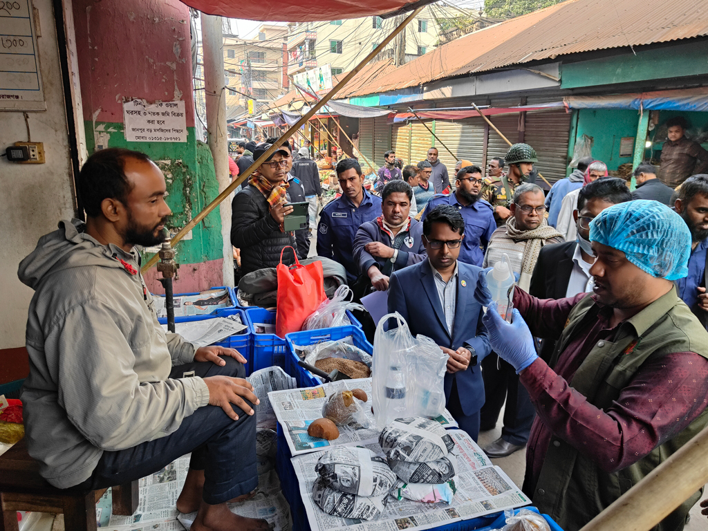 ৭০০ কেজি ভেজাল গুড় ধ্বংস