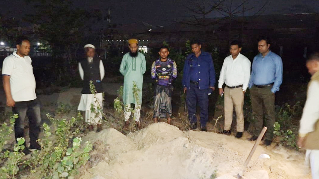 কোটালীপাড়ায় মাটিতে পুঁতে ফেলা হলো ১০ মণ মরা গরুর মাংস, বিক্রেতাকে জরিমানা