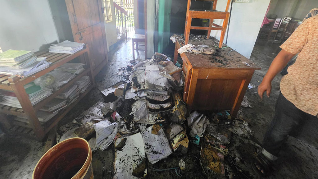 নেত্রকোনায় গ্রামীণ ব্যাংকের কার্যালয়ে ‘পেট্রল’ ঢেলে আগুন দিল দুর্বৃত্তরা