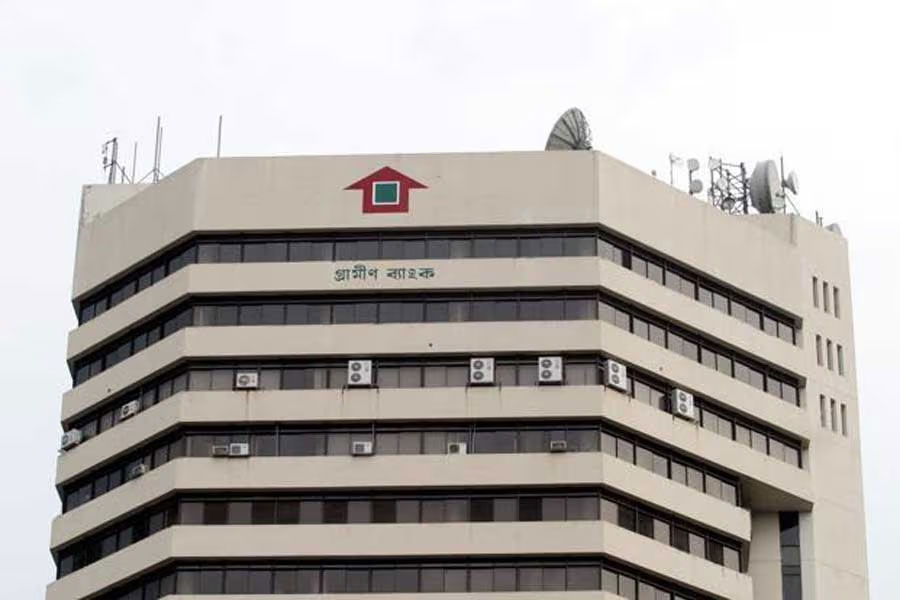 মিরপুরে গ্রামীণ ব্যাংকের প্রধান কার্যালয়ের সামনে ককটেল বিস্ফোরণ