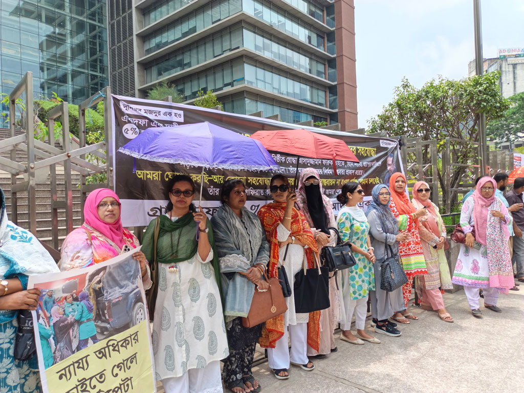 লভ্যাংশের দাবিতে গ্রামীণফোনের সাবেক কর্মীদের মানববন্ধন