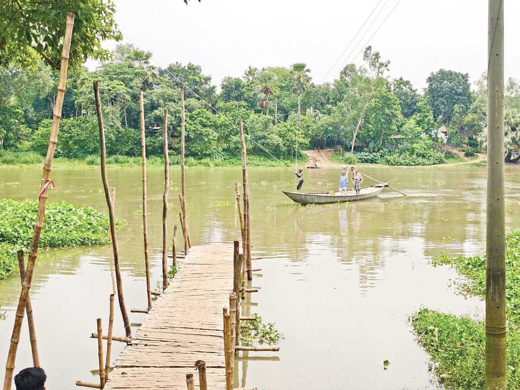 নাটোরের গুরুদাসপুর: রশি টেনে খেয়ায় ঝুঁকিপূর্ণ পারাপার