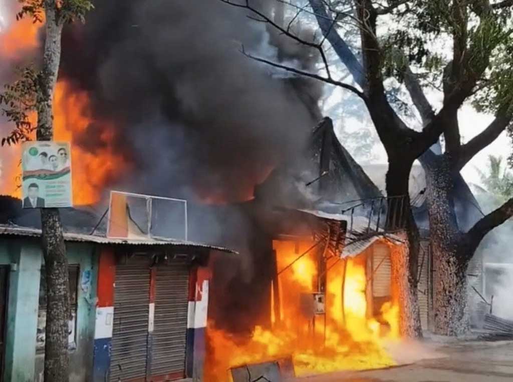 গুরুদাসপুরে `অবৈধ' প্রেট্রোল পাম্পে আগুন, দোকান ও বসতবাড়ি পুড়ে ছাই