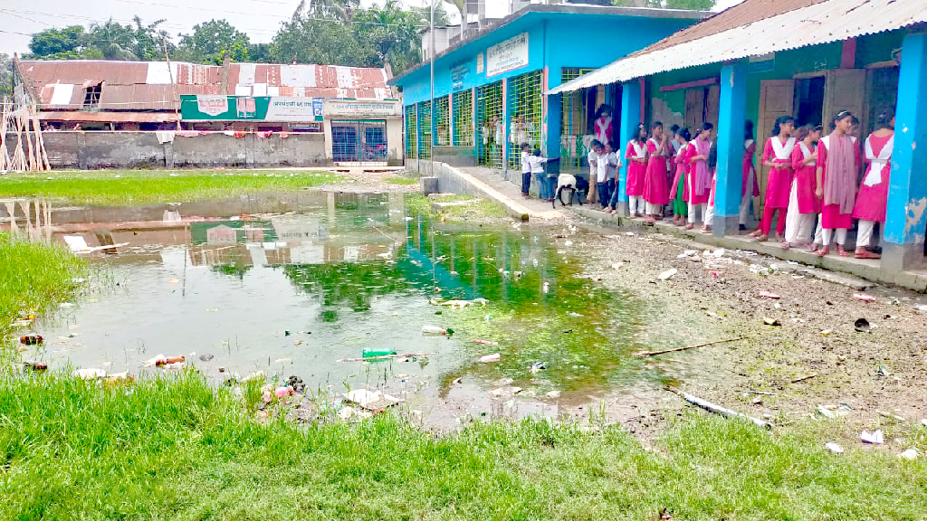 জলাবদ্ধতা-আবর্জনায় ভাগাড় স্কুলের মাঠ, স্বাস্থ্যঝুঁকিতে ২৩৮ শিশু