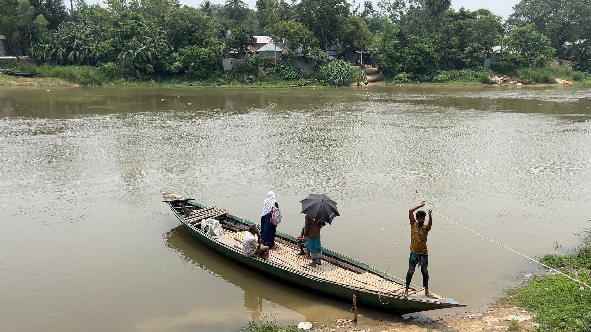 রশি টানা নৌকায় নদী পার, তিন জেলার মানুষের দুর্ভোগ