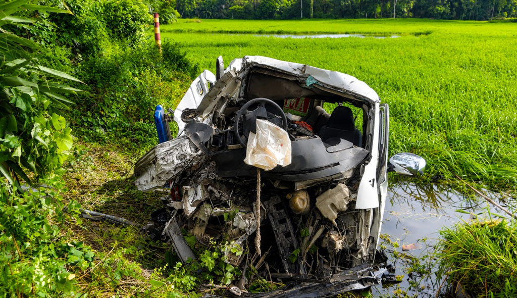 গুরুদাসপুরে লাশবাহী অ্যাম্বুলেন্স-কাভার্ড ভ্যান সংঘর্ষে আহত ৮