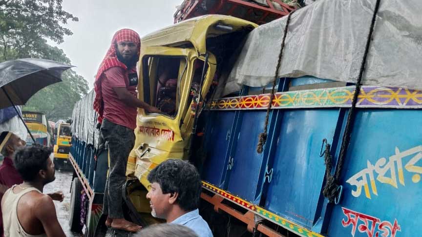 টোলপ্লাজায় এক ট্রাকের পেছনে আরেক ট্রাকের ধাক্কা, চালকের সহকারী নিহত
