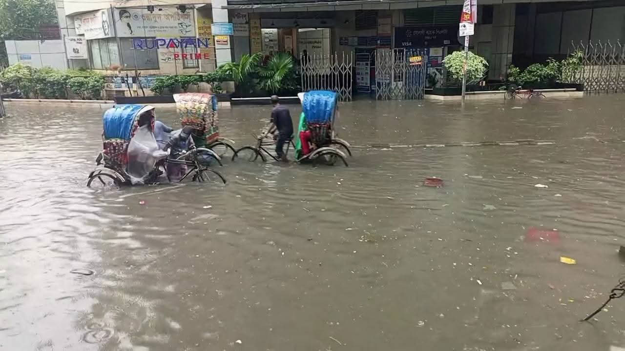 রাজধানীতে জলজট, বিদ্যুতায়িত হয়ে বাইসাইকেল আরোহীর মৃত্যু