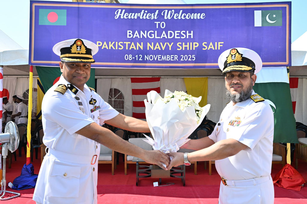 জাহাজটি চট্টগ্রাম বন্দরে পৌঁছালে কমান্ডার চট্টগ্রাম নৌ-অঞ্চলের পক্ষ থেকে চিফ স্টাফ অফিসার জাহাজের কর্মকর্তা ও নাবিকদের স্বাগত জানান। ছবি: আইএসপিআর