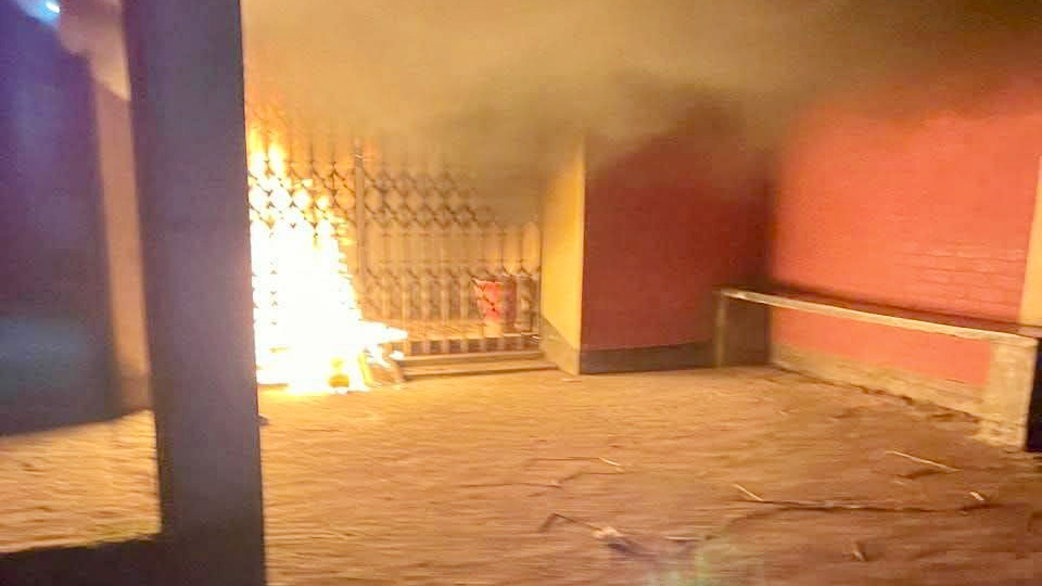 শিবালয়ে গ্রামীণ ব্যাংকে অগ্নিসংযোগের চেষ্টা