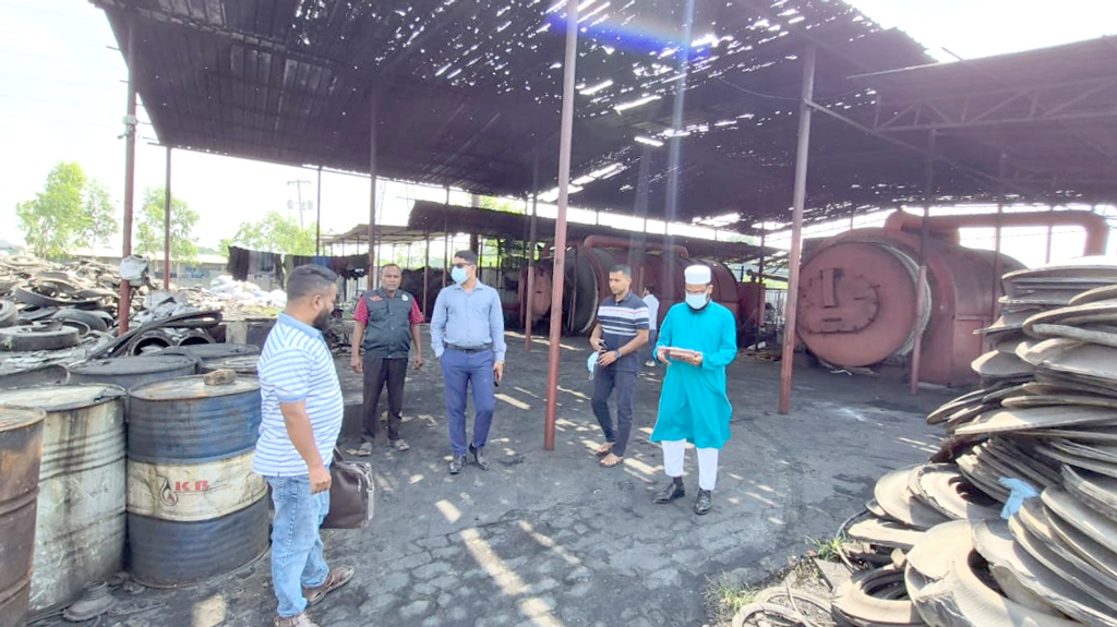 সিংগাইরে টায়ার পুড়িয়ে তেল উৎপাদন, গ্রিন এনার্জিকে ১ লাখ টাকা জরিমানা