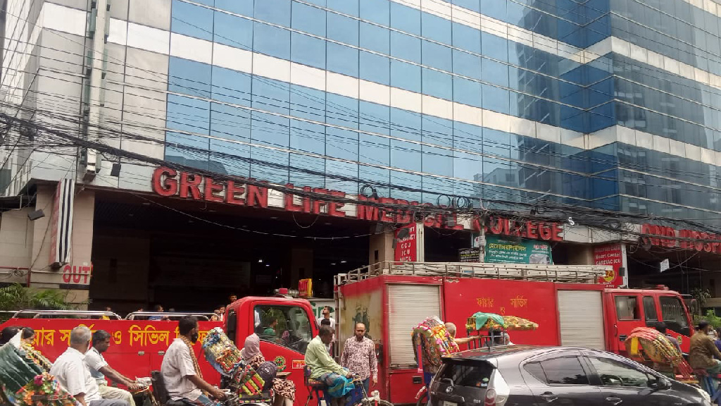 রাজধানীর গ্রিন লাইফ হাসপাতালে আগুন, নিয়ন্ত্রণে ২ ইউনিট