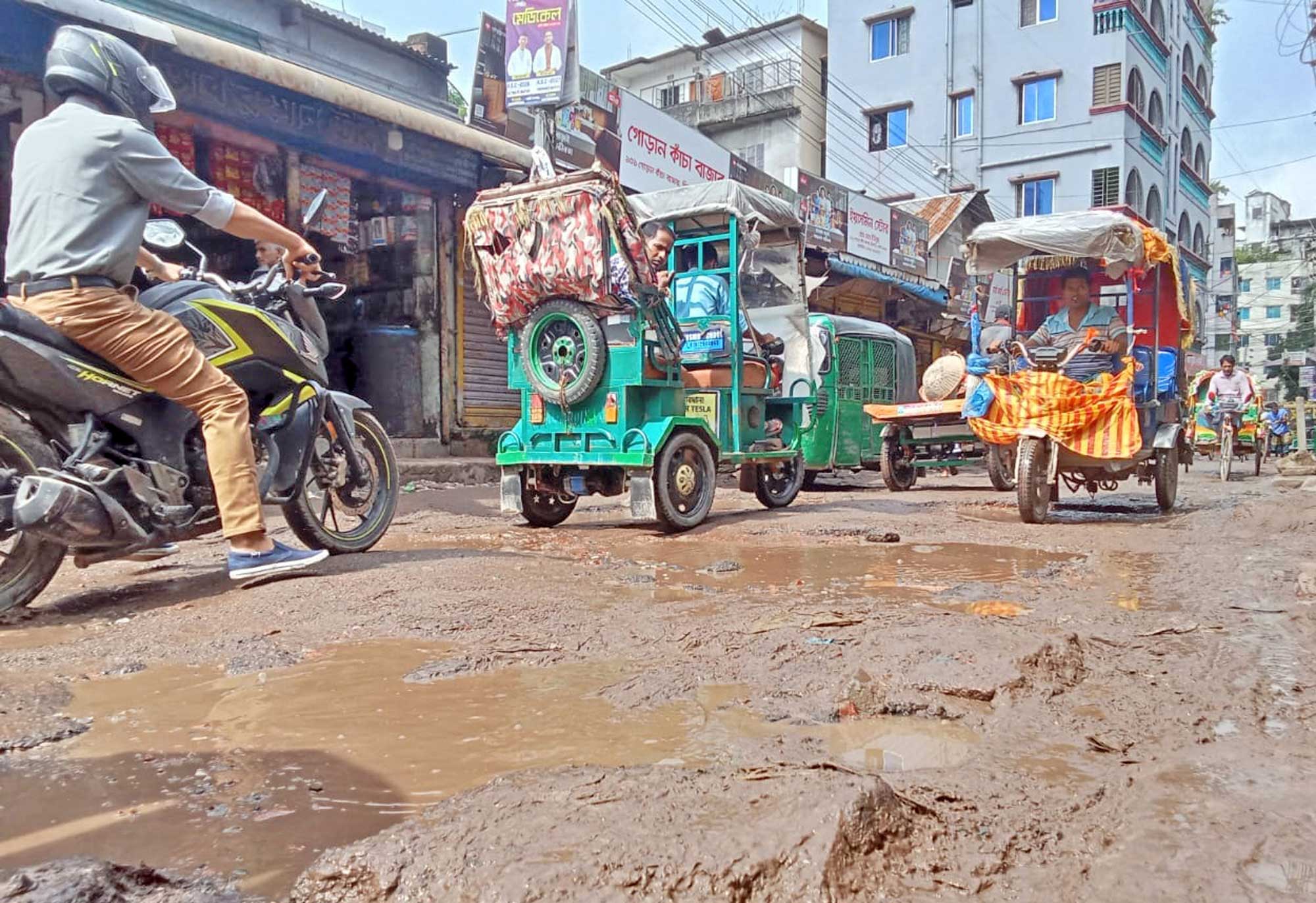 তিন মাস আগে ডিএসসিসি গোড়ান কাঁচা বাজার এলাকায় ড্রেন নির্মাণের কাজ শেষ করেছে। ঠিকাদারের কাজের ধীর গতির কারণে উন্নয়নকাজটি এখন জনদুর্ভোগ হয়ে দাঁড়িয়েছে। ছবি: ফোকাস বাংলা নিউজ
