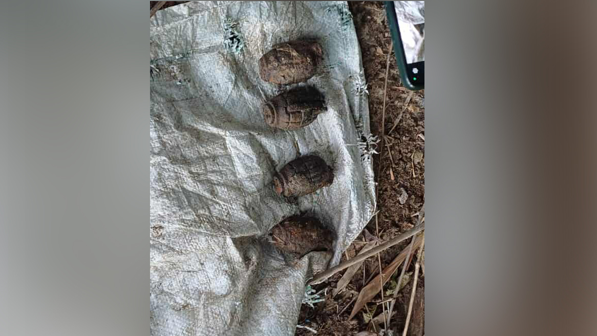 বগুড়ায় খাল থেকে ছয়টি গ্রেনেড উদ্ধার
