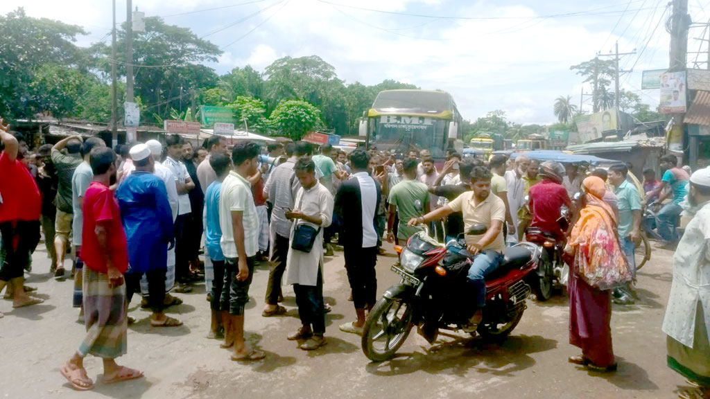 চাঁদা দাবির প্রতিবাদে মহাসড়ক অবরোধ করে ব্যবসায়ীদের বিক্ষোভ