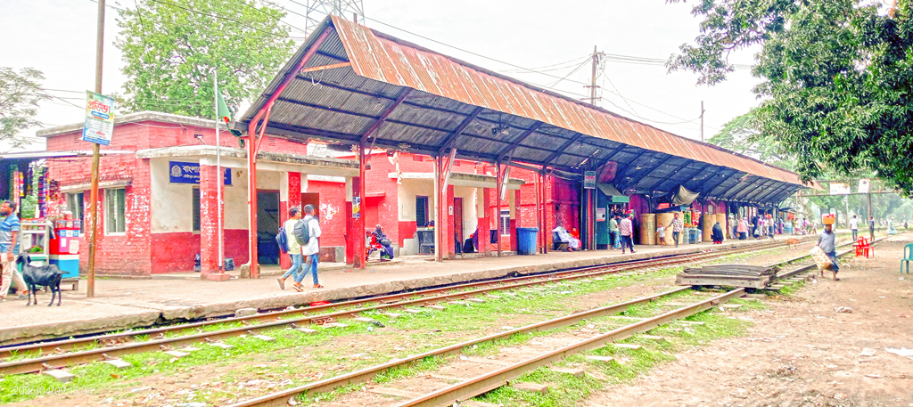 নানা সংকটে ধুঁকছে শতবর্ষী জংশন, যাত্রীদের ভোগান্তি