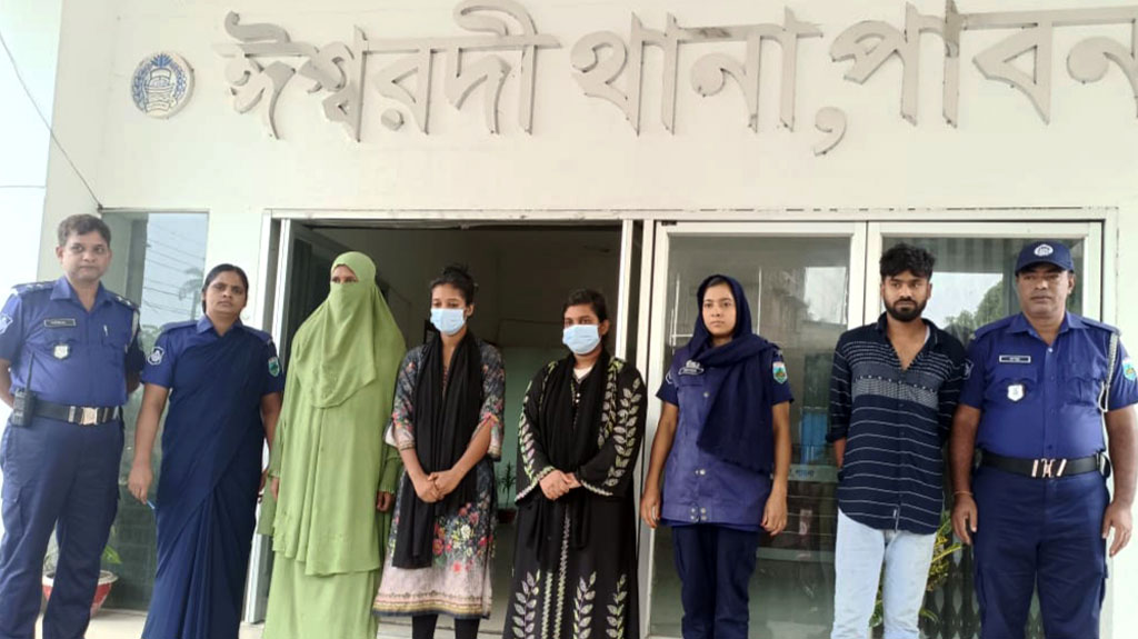 ঈশ্বরদীতে যাত্রীবেশে অটোরিকশা ছিনতাই, ৩ নারীসহ গ্রেপ্তার ৪