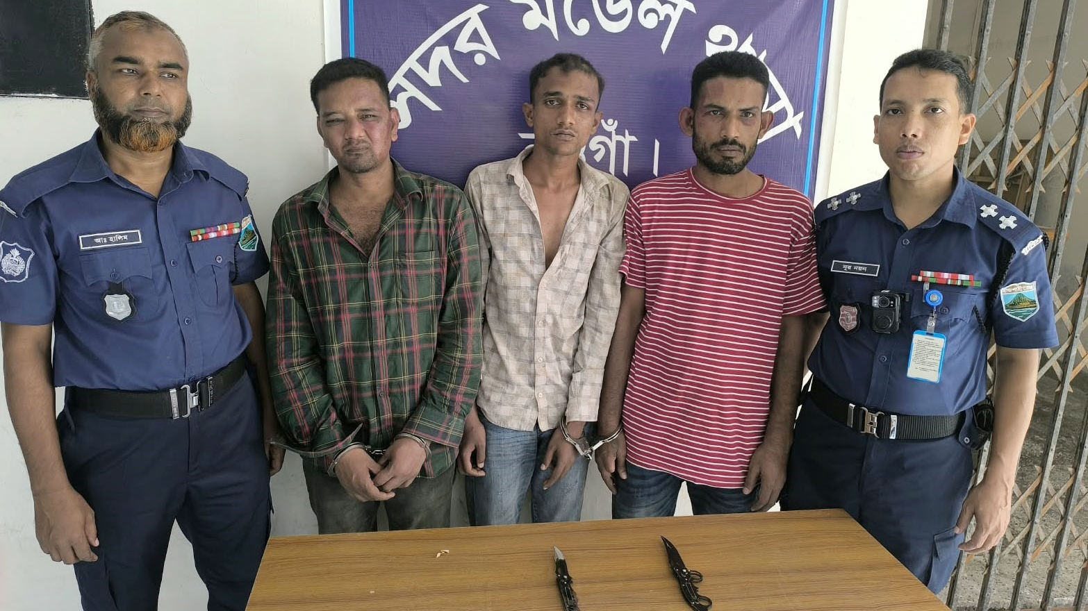 নওগাঁ শহরে দিনদুপুরে রিকশাযাত্রী নারীর দুল ছিনতাইয়ের চেষ্টা, গ্রেপ্তার তিন