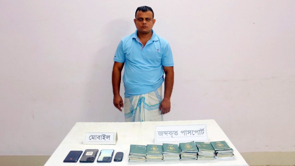 কুমিল্লায় সেনা অভিযানে ৫২ পাসপোর্টসহ গ্রেপ্তার যুবক