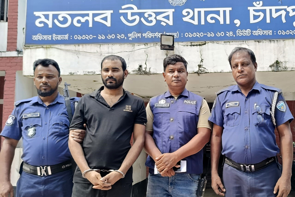 অটোরিকশাচালককে গুলি করে হত্যার ঘটনায় যুবক গ্রেপ্তার