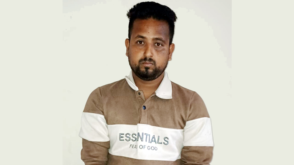 গোপালগঞ্জে যুবক গ্রেপ্তার, এলাকায় ব্যবসায়ীদের মিষ্টি বিতরণ